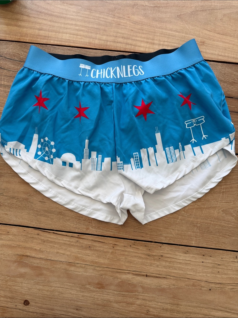 Chicknlegs Blue & White Chicago Skyline Shorts with Red Stars size L like new